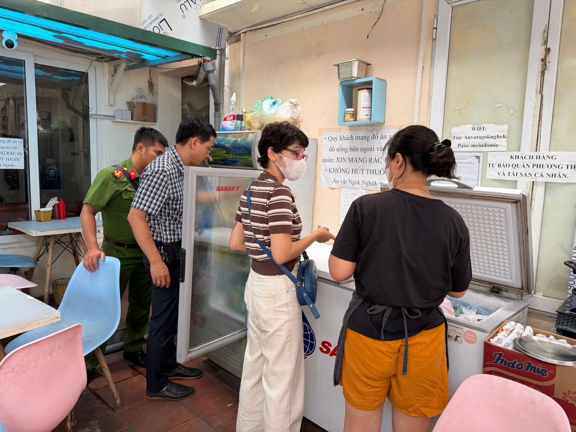 Phường Ô Chợ Dừa siết chặt an toàn thực phẩm quanh khu vực trường học trước kỳ thi- Ảnh 2.