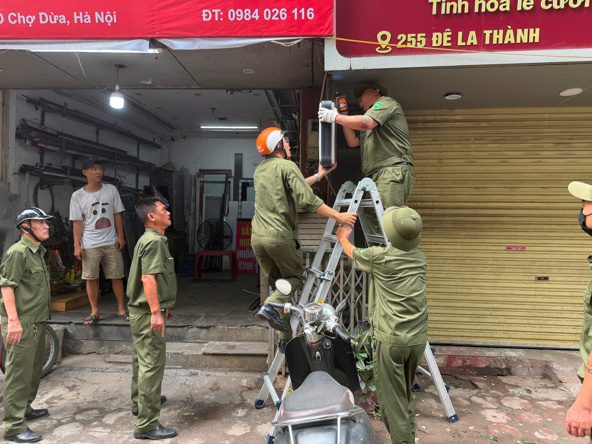 Phường Ô Chợ Dừa ra quân xử lý “điểm nghẽn” trật tự đô thị và môi trường- Ảnh 2.