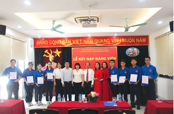 Lễ kết nạp đảng viên mới tại Chi bộ Trường THPT Khương Đình- Ảnh 3.