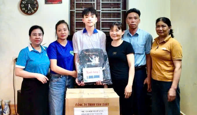 Hội Liên hiệp Phụ nữ xã Đoài Phương tặng quà trẻ em dịp 1/6- Ảnh 8.