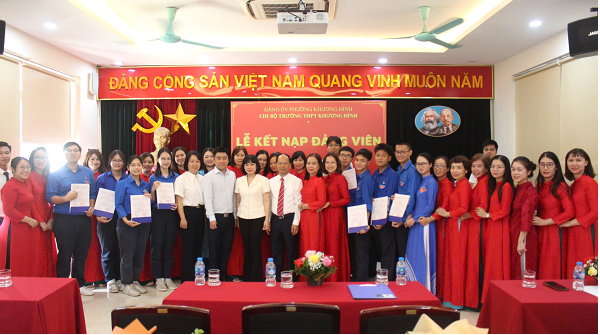 Lễ kết nạp đảng viên mới tại Chi bộ Trường THPT Khương Đình- Ảnh 1.
