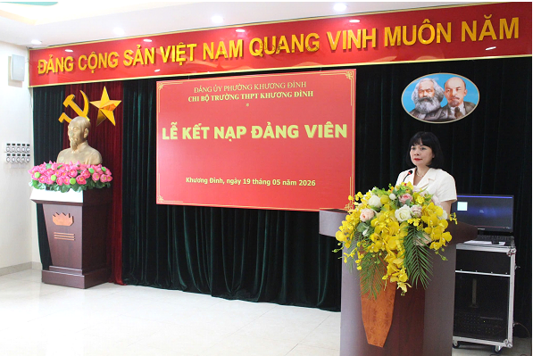 Lễ kết nạp đảng viên mới tại Chi bộ Trường THPT Khương Đình- Ảnh 2.