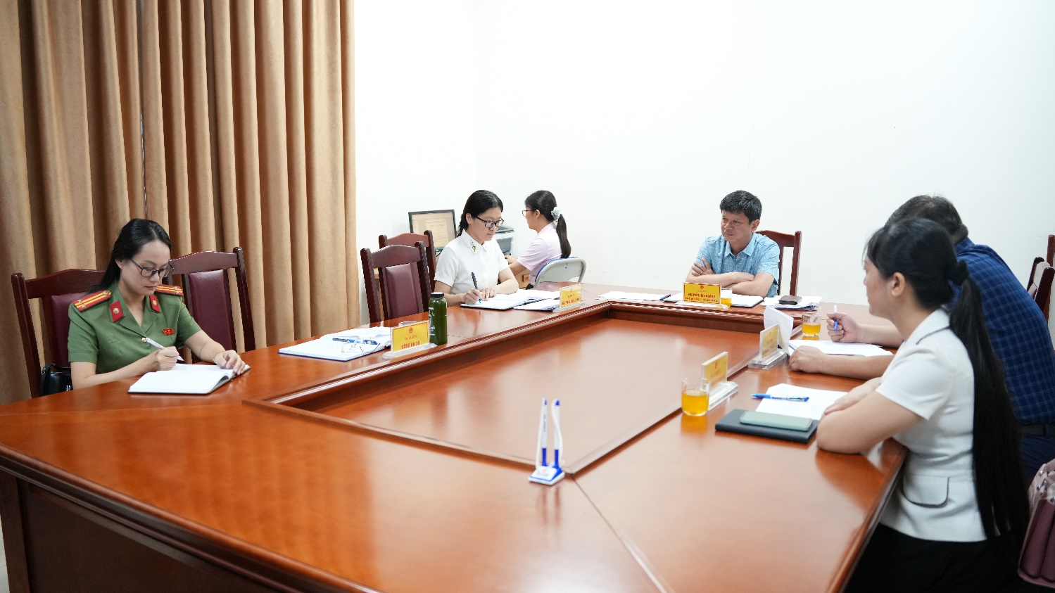 Đồng chí Chủ tịch UBND xã Nguyễn Huy Hoàng chủ trì phiên tiếp công dân, tập trung giải quyết vướng mắc về đất đai- Ảnh 1.