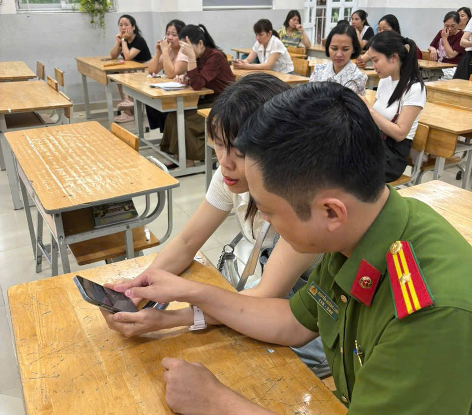 Công an xã Gia Lâm chủ động, tích cực trong công tác quản lý hành chính, đáp ứng yêu cầu chuyển đổi số toàn diện- Ảnh 2.