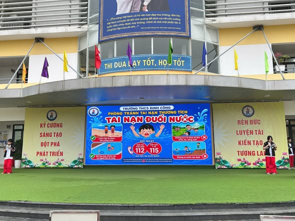 TRƯỜNG THCS ĐỊNH CÔNG TỔ CHỨC SINH HOẠT DƯỚI CỜ TUẦN 35 VỚI CHỦ ĐỀ PHÒNG TRÁNH TAI NẠN ĐUỐI NƯỚC- Ảnh 1.