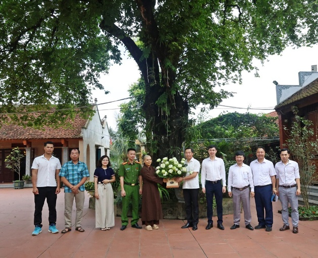Chủ tịch UBND xã Xuân Mai đồng chí Nguyễn Anh Đức cùng đoàn thăm chúc mừng 4 cơ sở phật giáo nhân dịp lễ Phật Đản - phật Lịch.- Ảnh 1.
