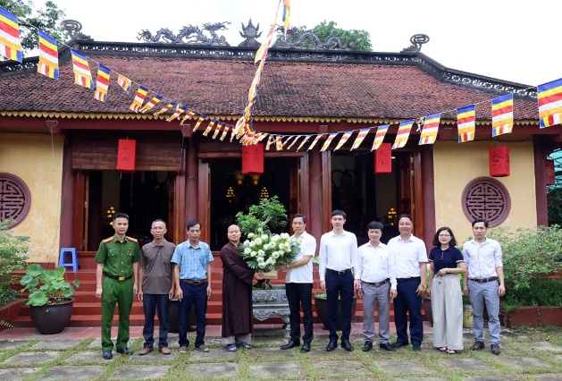 Chủ tịch UBND xã Xuân Mai đồng chí Nguyễn Anh Đức cùng đoàn thăm chúc mừng 4 cơ sở phật giáo nhân dịp lễ Phật Đản - phật Lịch.- Ảnh 2.