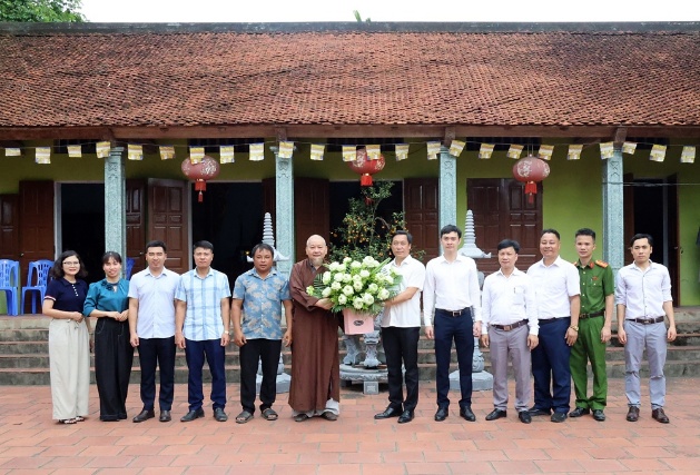 Chủ tịch UBND xã Xuân Mai đồng chí Nguyễn Anh Đức cùng đoàn thăm chúc mừng 4 cơ sở phật giáo nhân dịp lễ Phật Đản - phật Lịch.- Ảnh 3.
