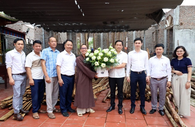 Chủ tịch UBND xã Xuân Mai đồng chí Nguyễn Anh Đức cùng đoàn thăm chúc mừng 4 cơ sở phật giáo nhân dịp lễ Phật Đản - phật Lịch.- Ảnh 4.