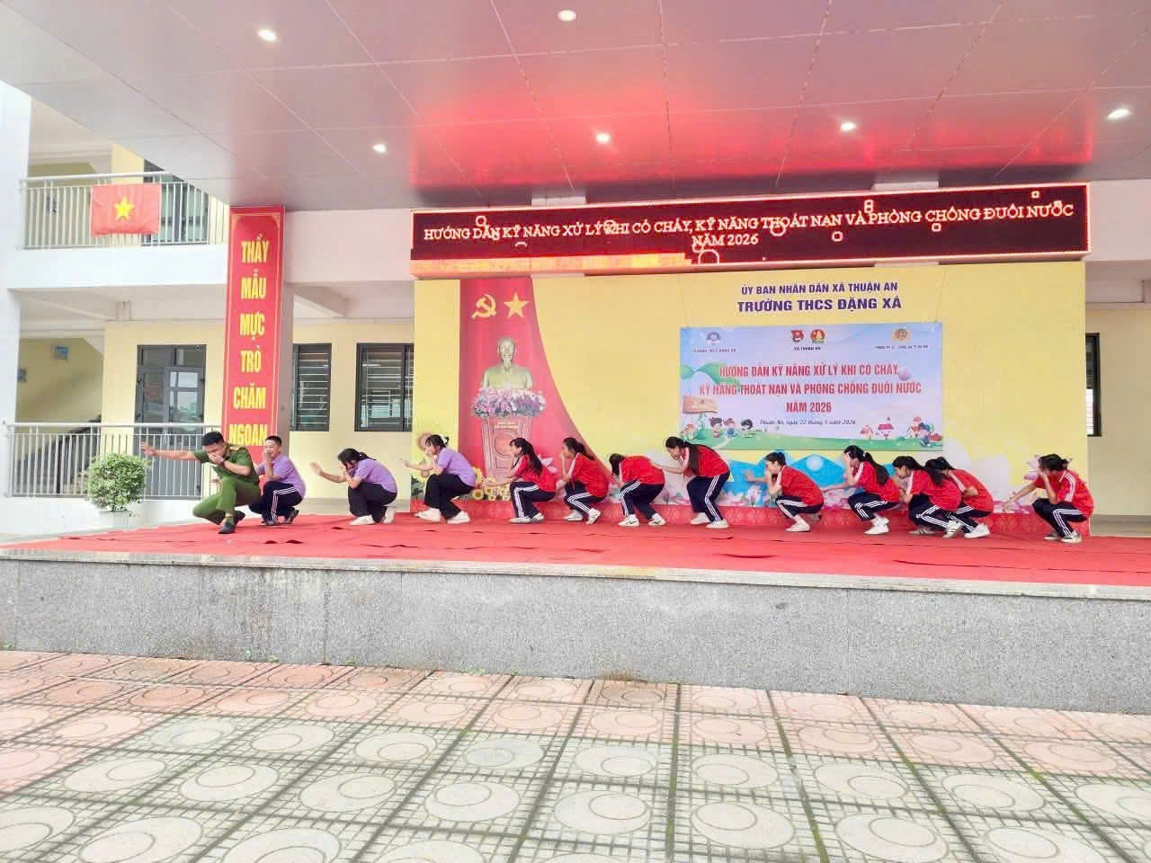 Trang bị kỹ năng khi có cháy, kỹ năng thoát nạn và phòng chống đuối nước cho học sinh- Ảnh 1.