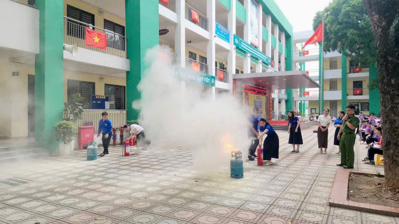 Trang bị kỹ năng khi có cháy, kỹ năng thoát nạn và phòng chống đuối nước cho học sinh- Ảnh 2.