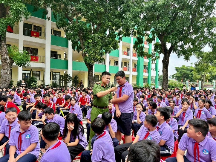 Trang bị kỹ năng khi có cháy, kỹ năng thoát nạn và phòng chống đuối nước cho học sinh- Ảnh 3.