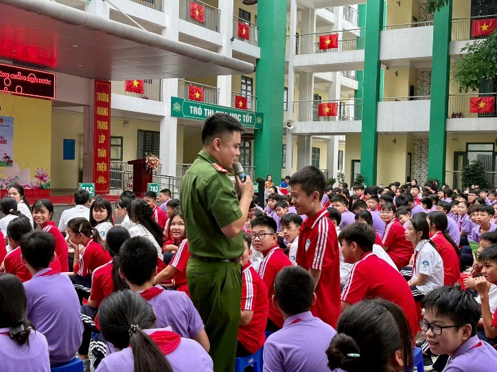 Trang bị kỹ năng khi có cháy, kỹ năng thoát nạn và phòng chống đuối nước cho học sinh- Ảnh 4.