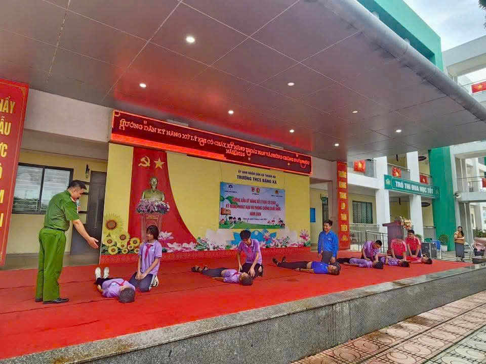 Trang bị kỹ năng khi có cháy, kỹ năng thoát nạn và phòng chống đuối nước cho học sinh- Ảnh 5.