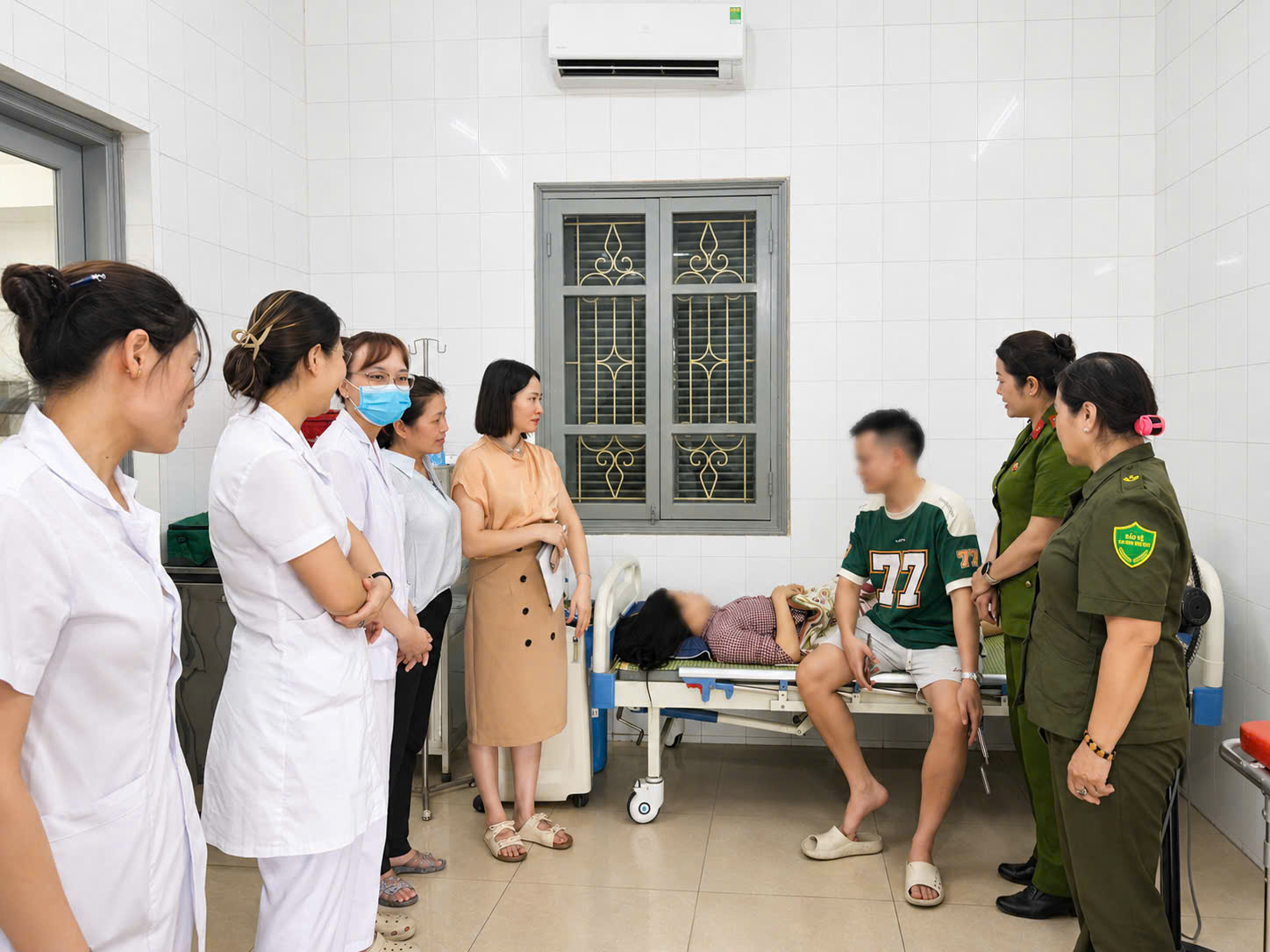 Công an phường Xuân Đỉnh và các lực lượng chức năng hỗ trợ chăm sóc, tìm thân nhân cho người phụ nữ lang thang đến từ Hải Phòng- Ảnh 1.