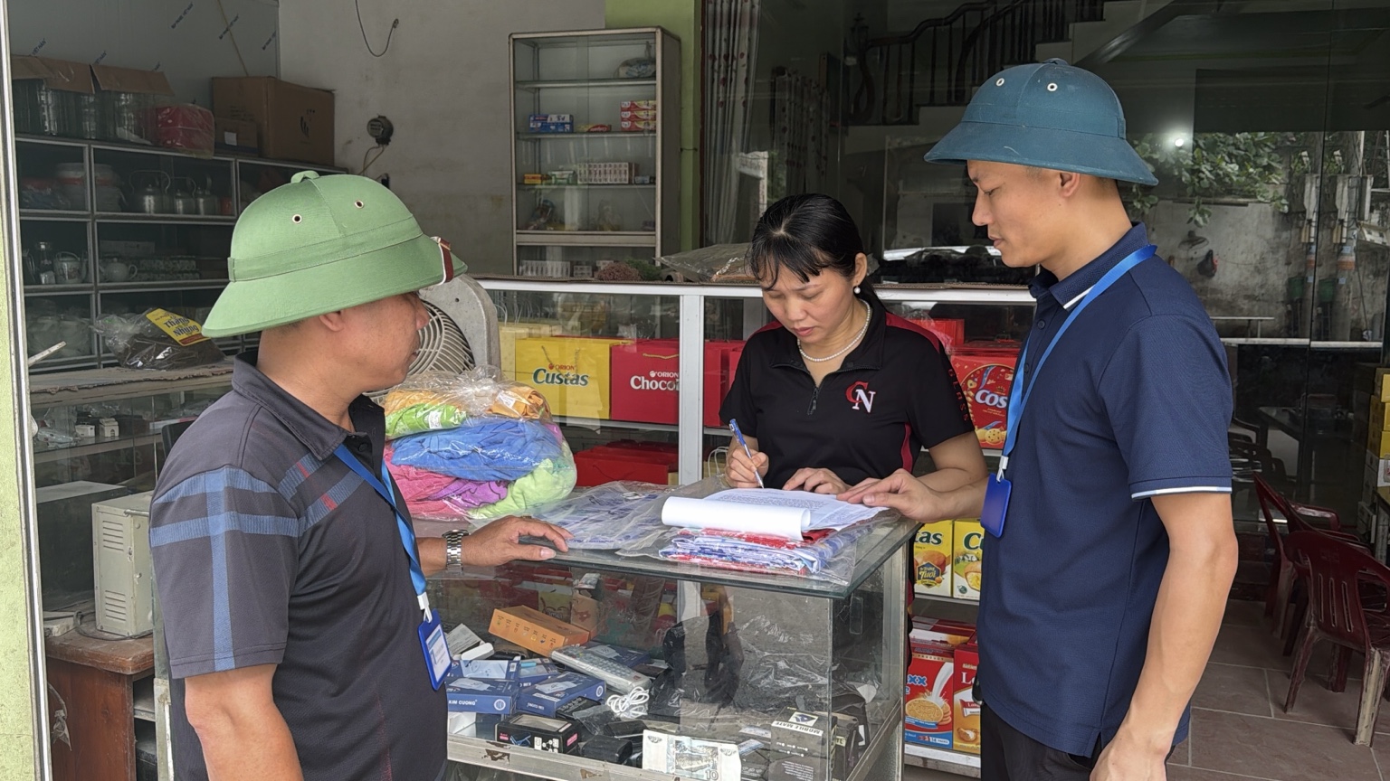 Xã Trần Phú tiếp tục ra quân tuyên truyền, ký cam kết bảo đảm trật tự đô thị, an toàn giao thông trên tuyến đường liên xã khu vực chợ Gốm (Hữu Văn cũ)- Ảnh 1.