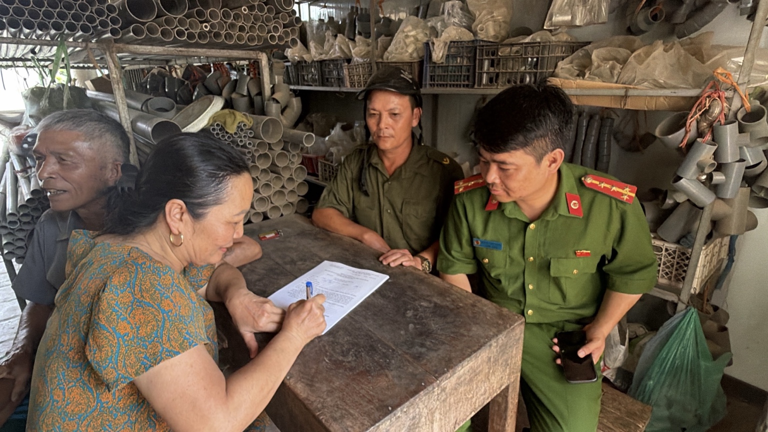 Xã Trần Phú tiếp tục ra quân tuyên truyền, ký cam kết bảo đảm trật tự đô thị, an toàn giao thông trên tuyến đường liên xã khu vực chợ Gốm (Hữu Văn cũ)- Ảnh 3.