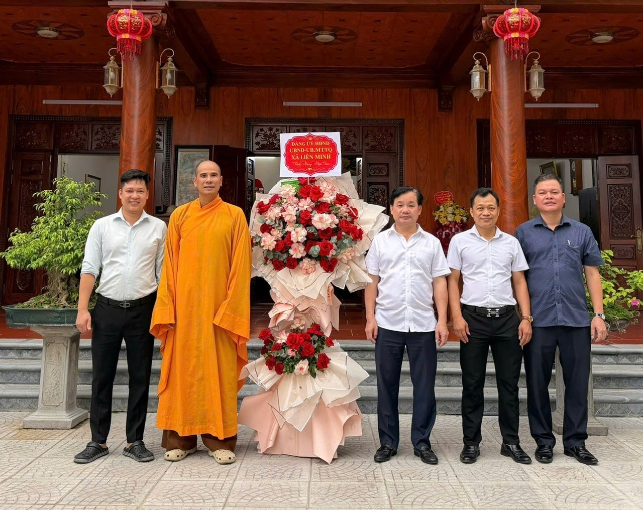 Lãnh đạo Đảng ủy, HĐND, UBND, UBMTTQ thăm và chúc mừng các sắc Phật giáo, nhân dịp Đại lễ Phật đản Phật lịch 257- Dương lịch 2026- Ảnh 1.