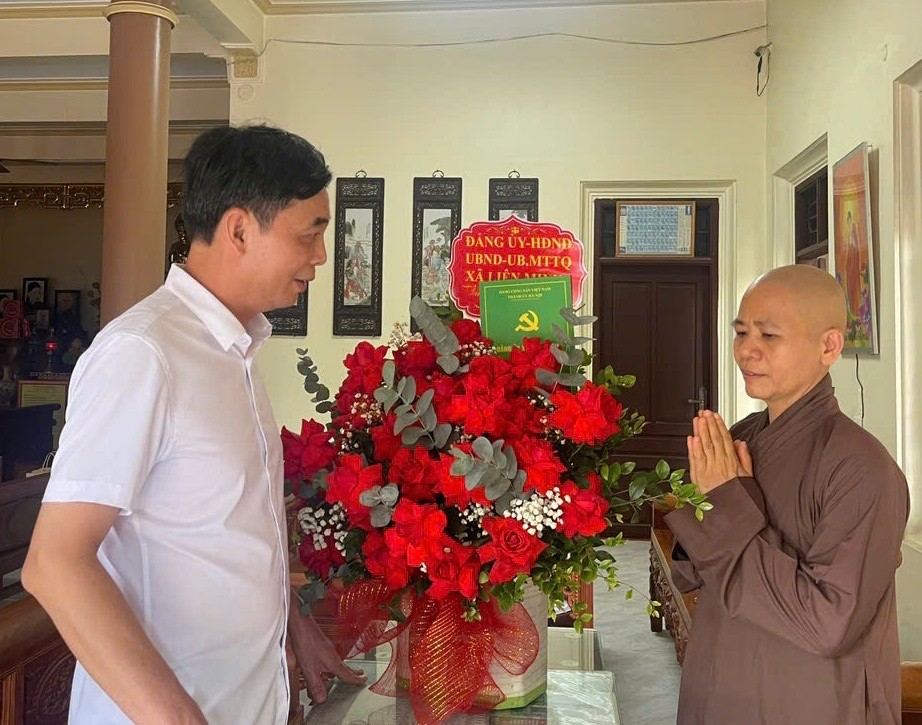 Lãnh đạo Đảng ủy, HĐND, UBND, UBMTTQ thăm và chúc mừng các sắc Phật giáo, nhân dịp Đại lễ Phật đản Phật lịch 257- Dương lịch 2026- Ảnh 2.