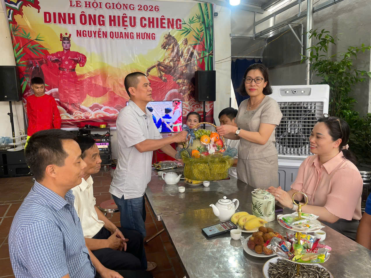 Lãnh đạo xã thăm, tặng quà ông Hiệu Chiêng- Ảnh 1.