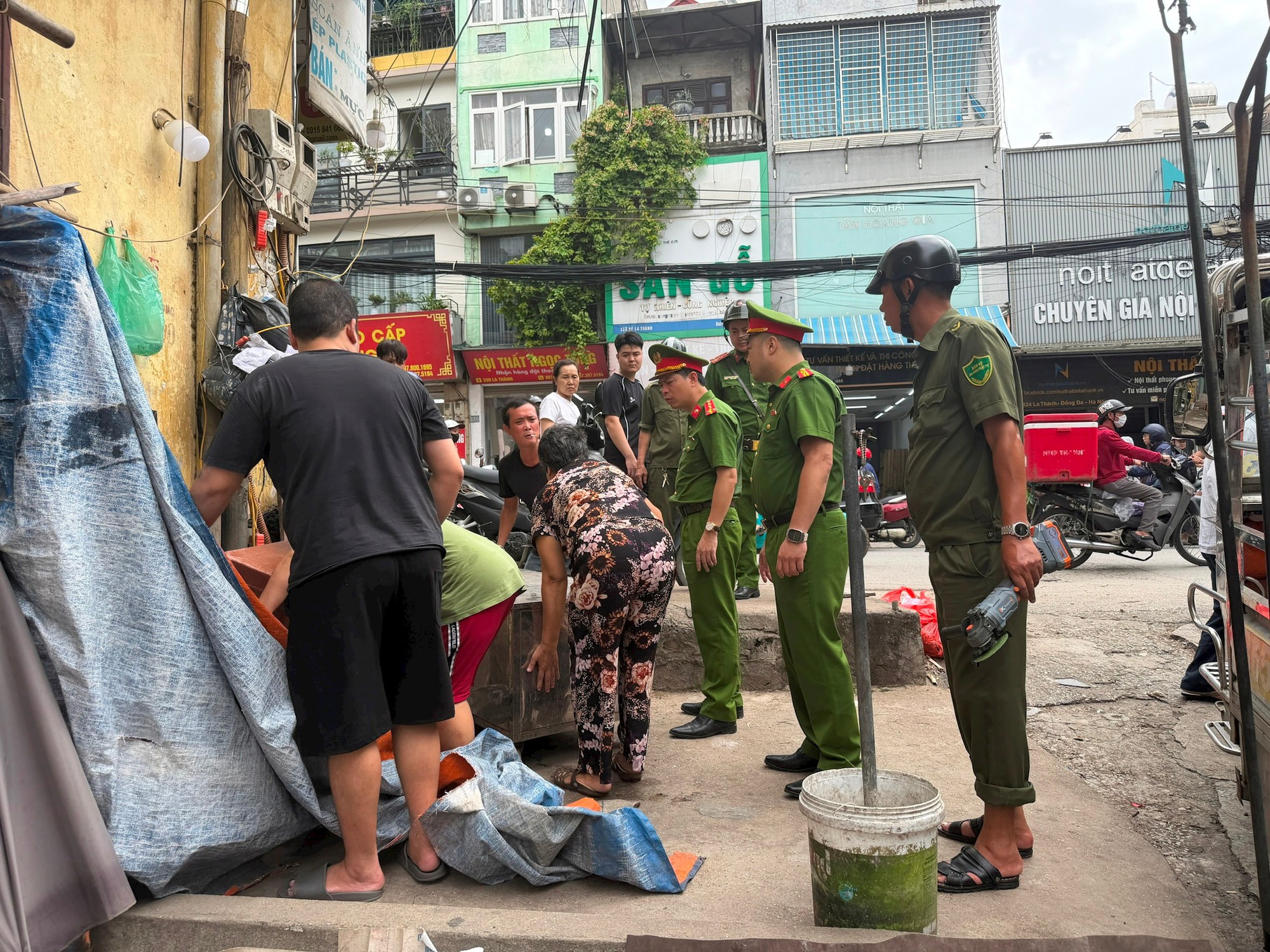 Phường Ô Chợ Dừa ra quân xử lý “điểm nghẽn” trật tự đô thị và môi trường- Ảnh 3.