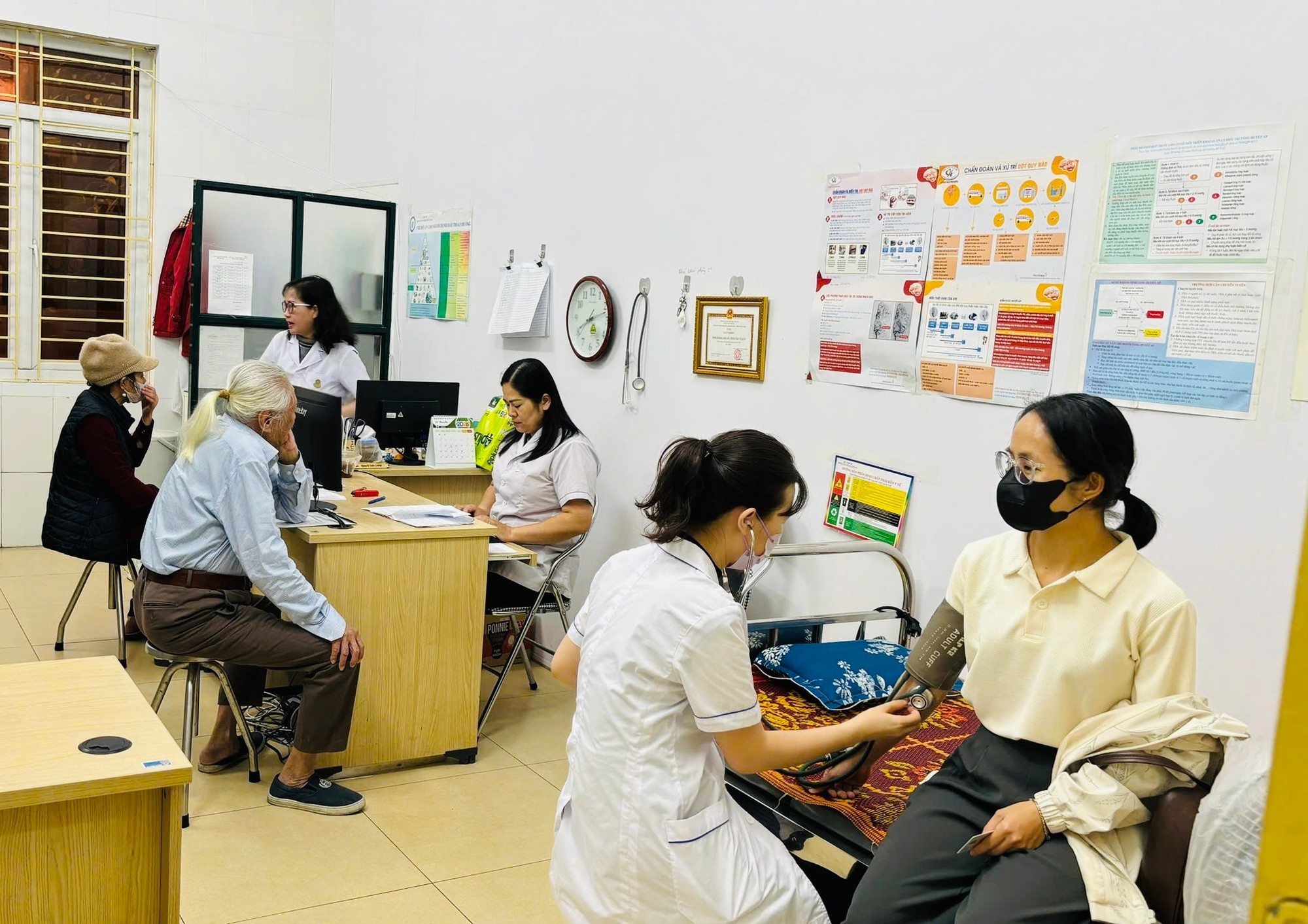 Vận hành Tổng đài “Kim Liên khỏe” để chăm sóc sức khỏe cho người dân- Ảnh 2.