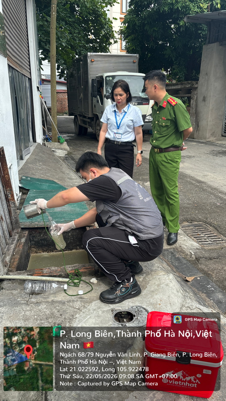 Phường Long Biên quyết liệt ra quân kiểm tra các cơ sở cung cấp suất ăn xả thải ra sông Cầu Bây- Ảnh 1.