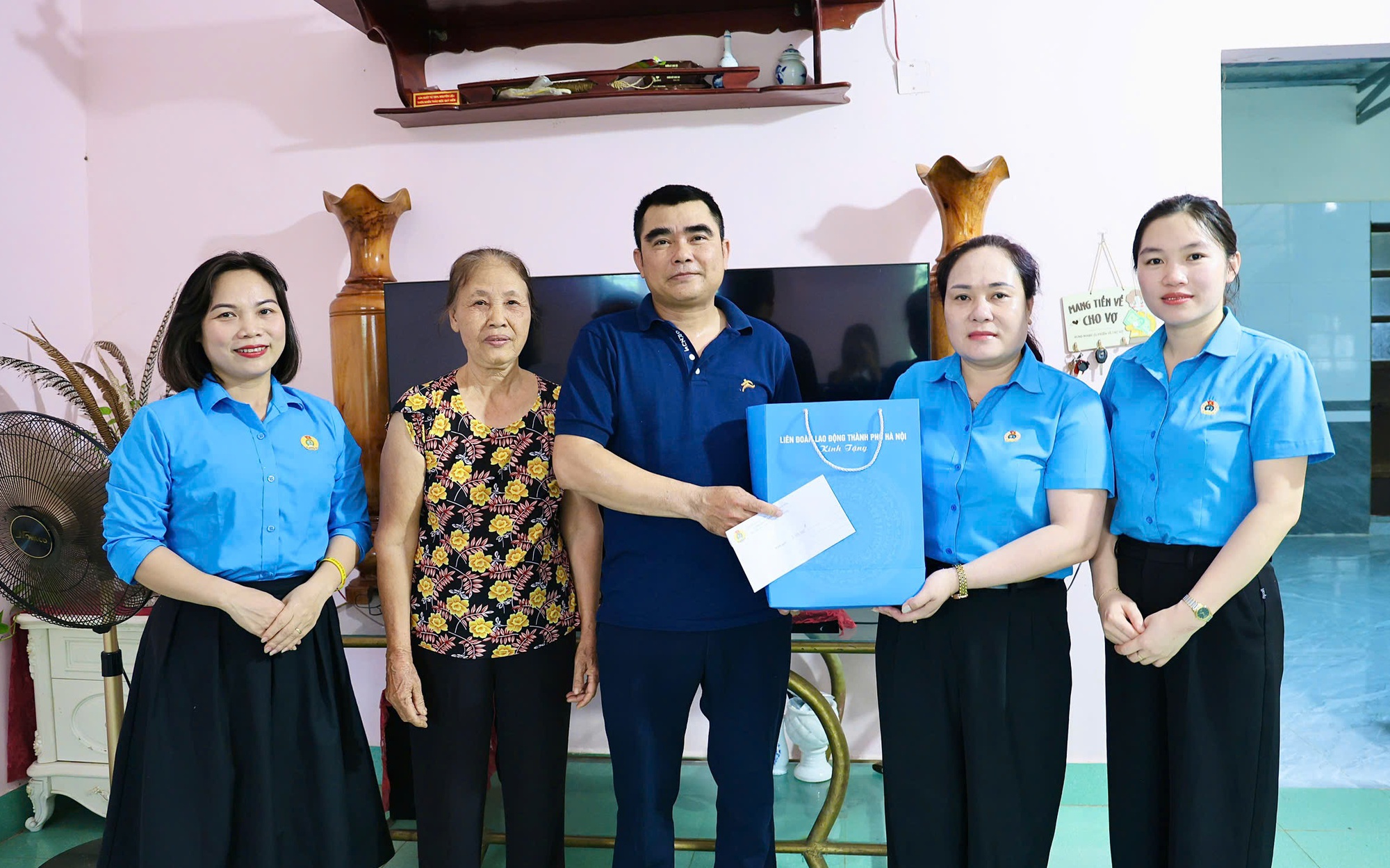 Công đoàn xã Phú Nghĩa thăm hỏi, tặng quà công nhân bị tai nạn lao động