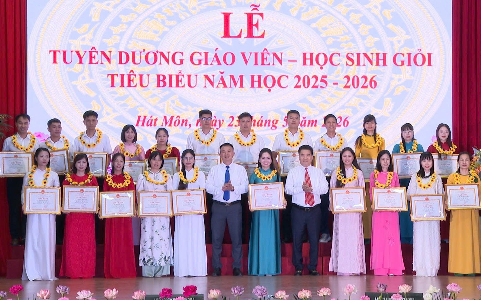 Xã Hát Môn tuyên dương 26 nhà giáo và 156 học sinh giỏi tiêu biểu