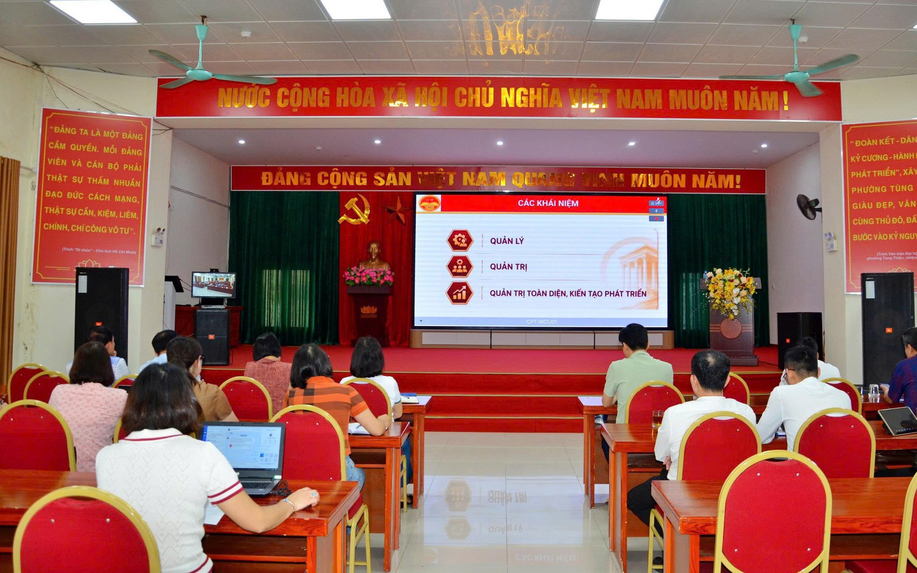 Phường Tùng Thiện tham dự trực tuyến lớp bồi dưỡng nâng cao năng lực, xử lý tình huống thực tiễn đối với đội ngũ cán bộ cơ sở.