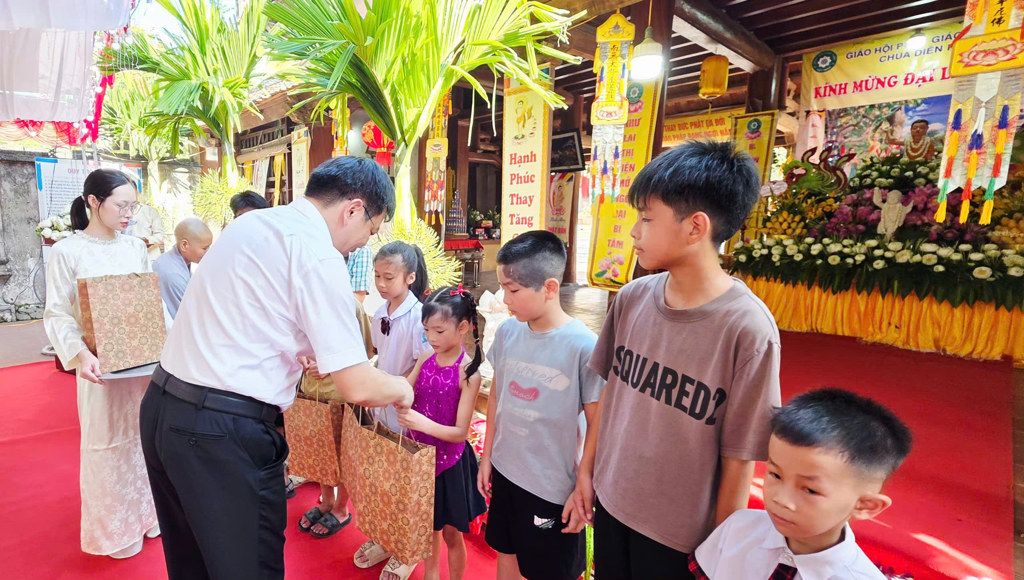 Thăm, tặng quà, chúc mừng Ngày đại lễ Phật đản PL. 2570 - DL.2026 Chùa Diên Phúc thôn Liên Hiệp 8 xã Hát Môn.- Ảnh 2.