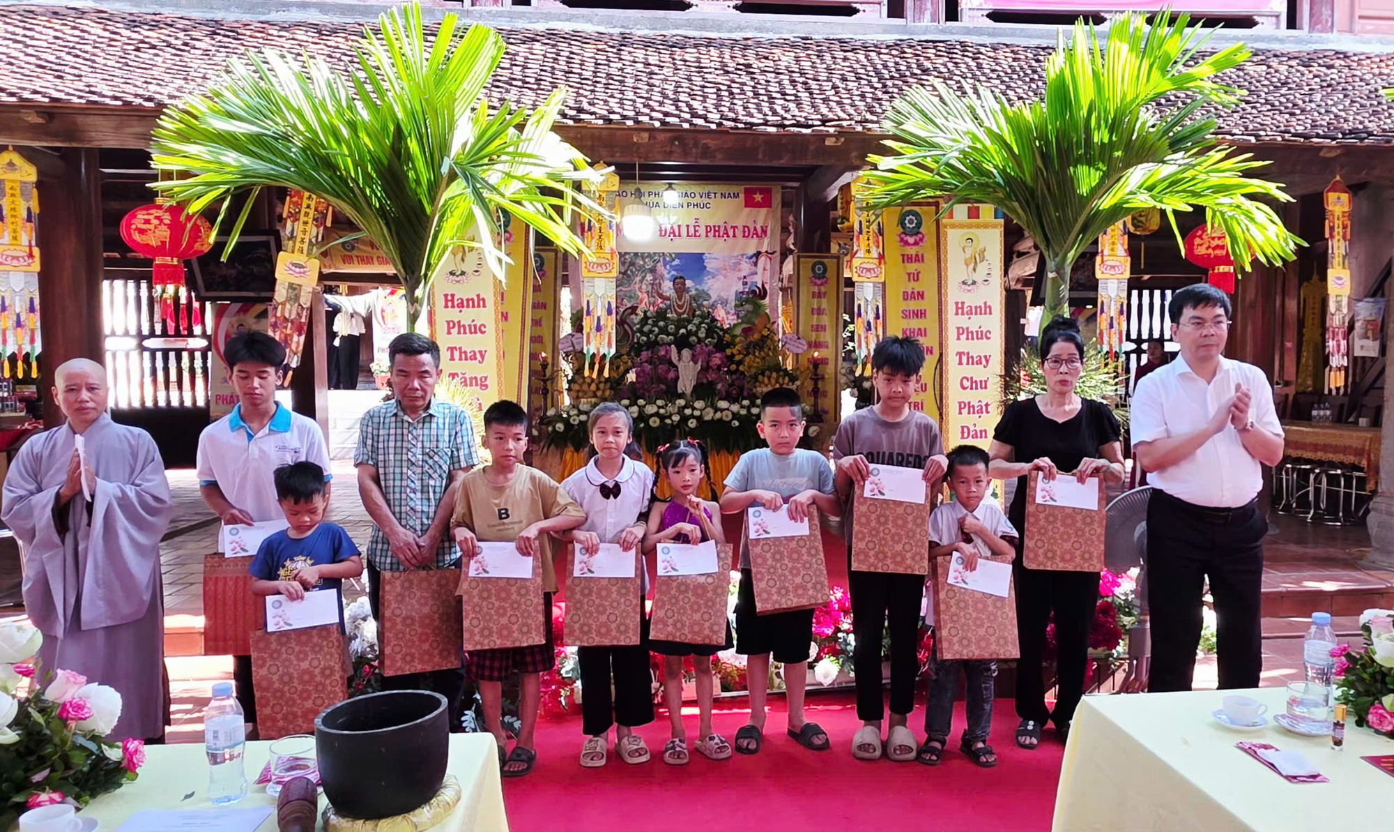 Thăm, tặng quà, chúc mừng Ngày đại lễ Phật đản PL. 2570 - DL.2026 Chùa Diên Phúc thôn Liên Hiệp 8 xã Hát Môn.- Ảnh 3.