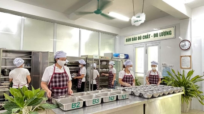 CÔ NUÔI VŨ THỊ THOA: NGƯỜI GIỮ "CHÌA KHÓA" DINH DƯỠNG VÀ TÂM HUYẾT NƠI BẾP ĂN HOA SỮA- Ảnh 2.