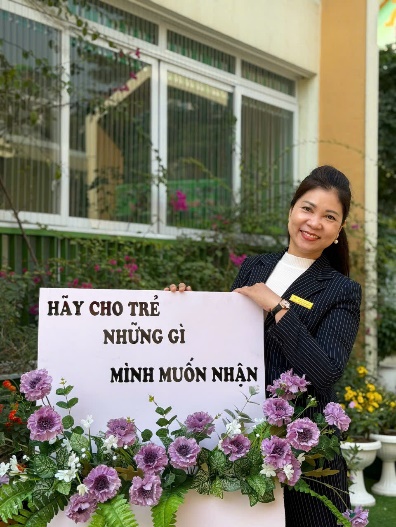 CÔ PHÓ HIỆU TRƯỞNG BÙI THỊ MINH HOÀN: TRÁI TIM NHIỆT HUYẾT VÀ BẢN LĨNH CỦA NGƯỜI GIỮ LỬA DƯỚI
MÁI TRƯỜNG MẦM NON HOA SỮA- Ảnh 1.