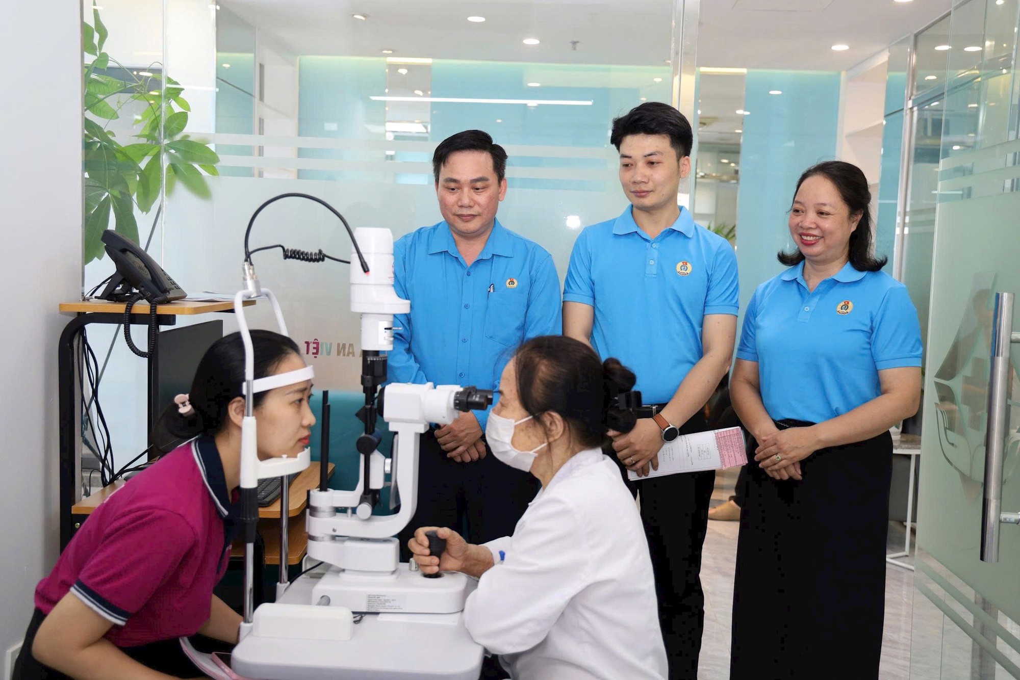 Phường Yên Sở chăm lo sức khỏe cho hơn 200 đoàn viên công đoàn - Ảnh 1.