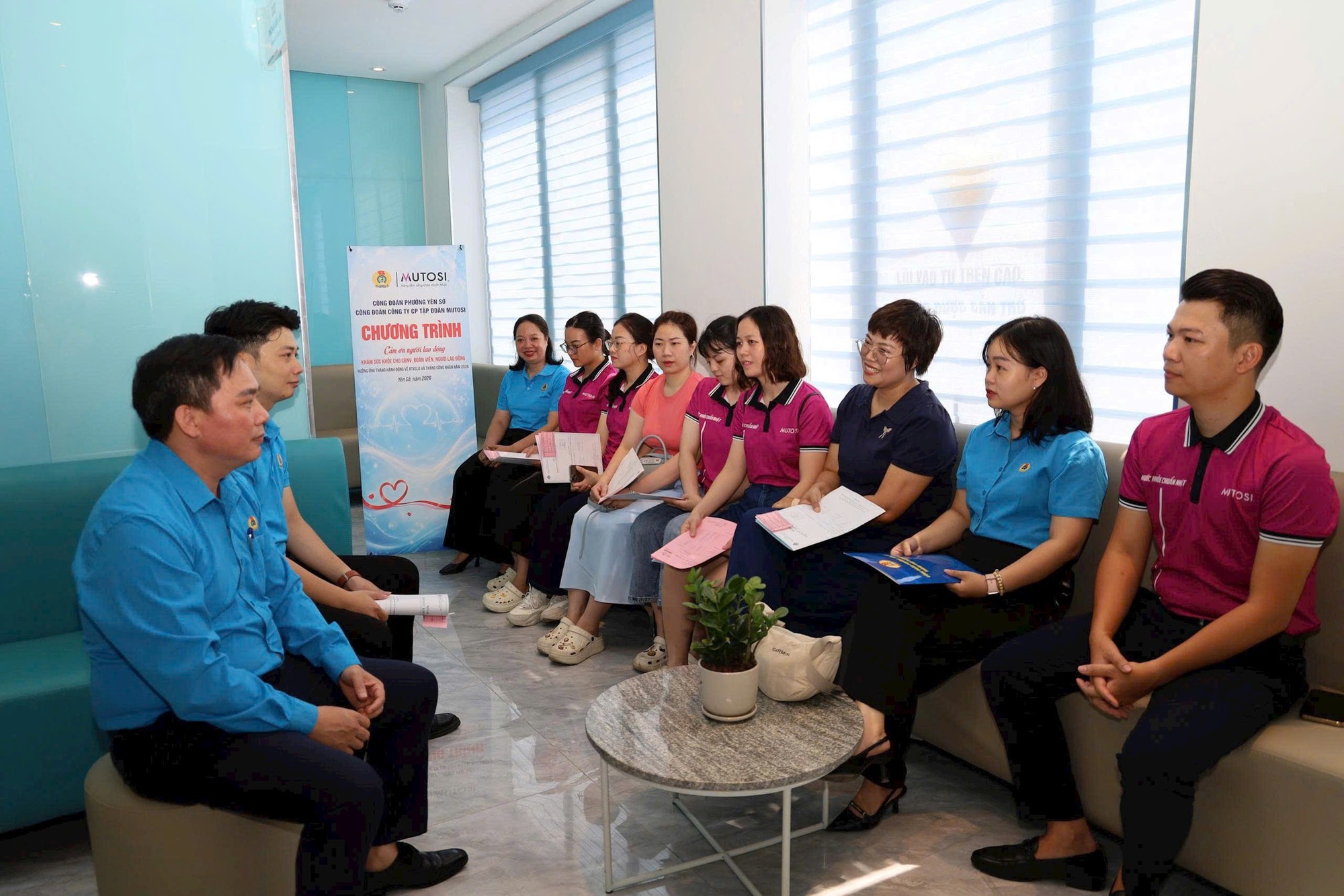 Phường Yên Sở chăm lo sức khỏe cho hơn 200 đoàn viên công đoàn - Ảnh 2.