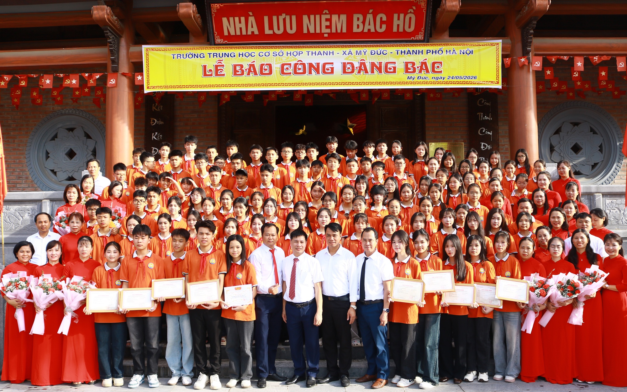 Thầy và trò trường THCS Hợp Thanh  Tham dự lễ dâng hương báo công dâng Bác cùng chụp ảnh kỷ niệm tại nhà lưu niệm Bác Hồ 