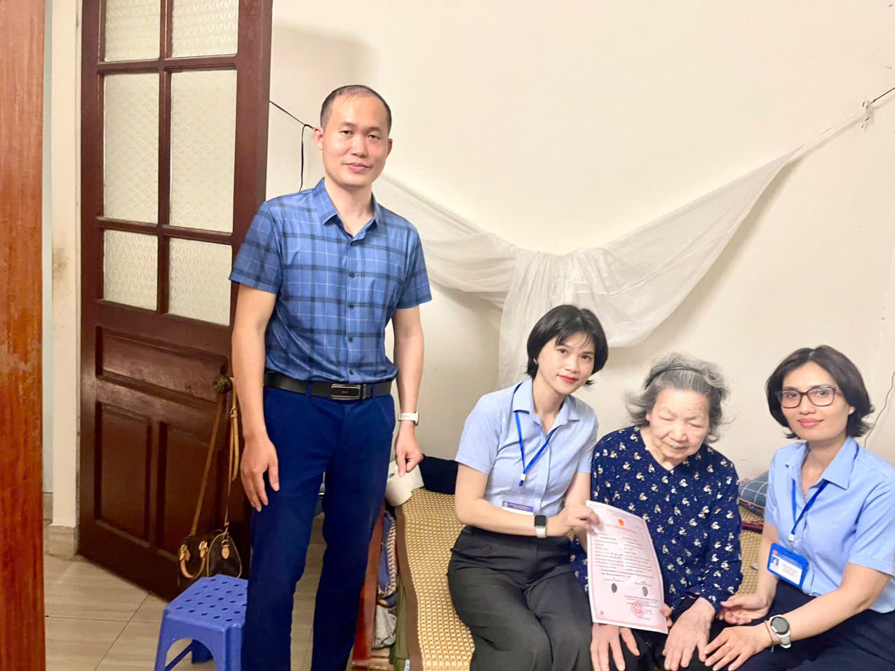 Lan tỏa hình ảnh đẹp của cán bộ cơ sở qua viêc hỗ trợ người cao tuổi cấp lại giấy chứng nhận kết hôn- Ảnh 1.
