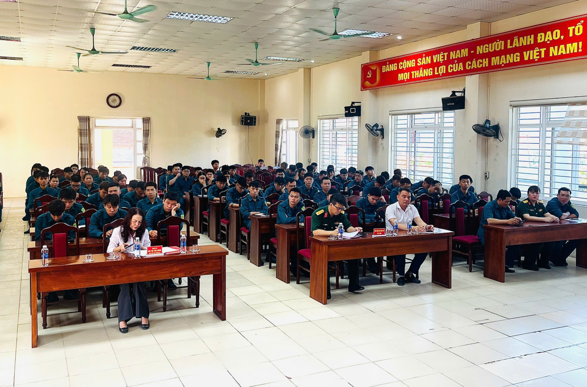Ban chỉ huy quân sự xã Ô Diên tổ chức khai mạc huấn luyện dân quân cơ động năm 2026.- Ảnh 1.