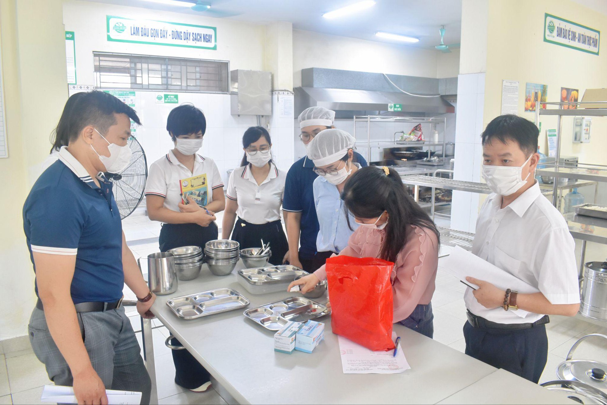 Phường Đại Mỗ tăng cường giám sát vệ sinh an toàn thực phẩm tại các trường học bán trú- Ảnh 2.