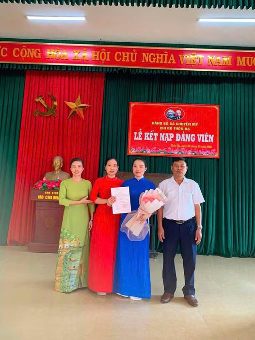 Chi bộ thôn Hạ trang trọng tổ chức Lễ kết nạp đảng viên- Ảnh 1.