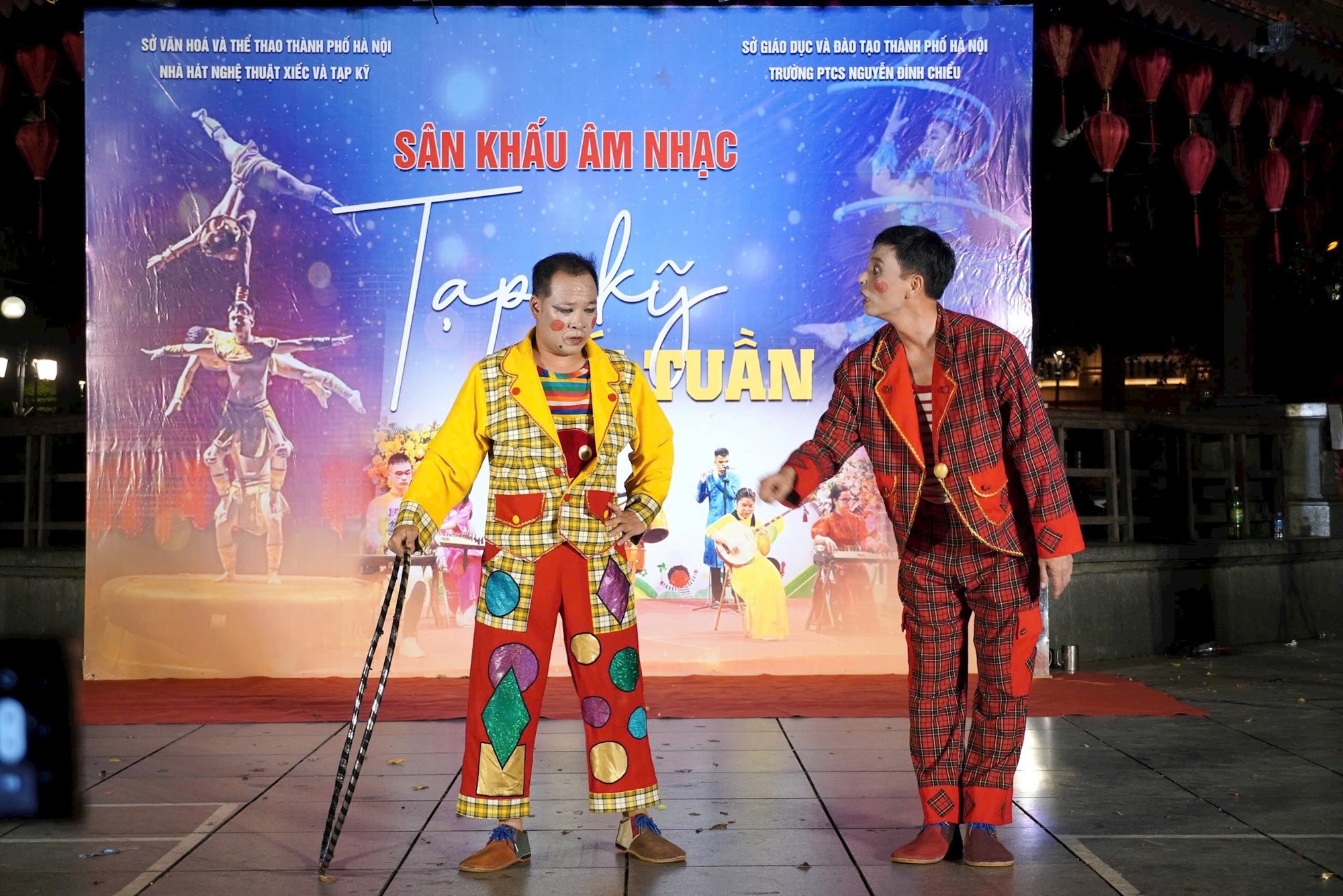 Sôi động biểu diễn xiếc, nhạc dân tộc bên hồ Hoàn Kiếm- Ảnh 5.