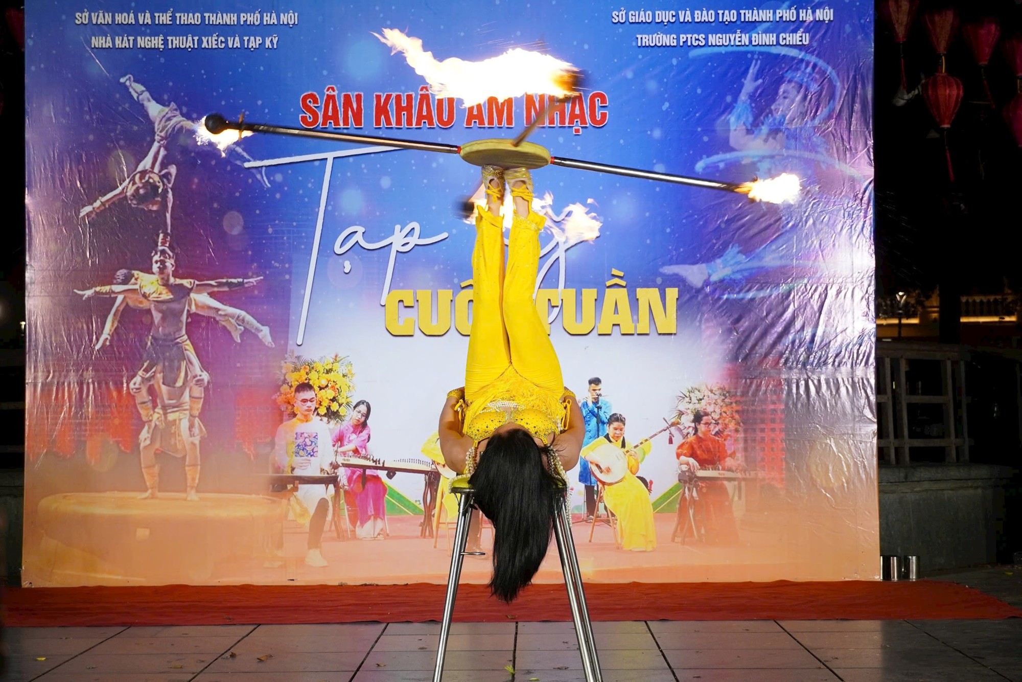 Sôi động biểu diễn xiếc, nhạc dân tộc bên hồ Hoàn Kiếm- Ảnh 3.