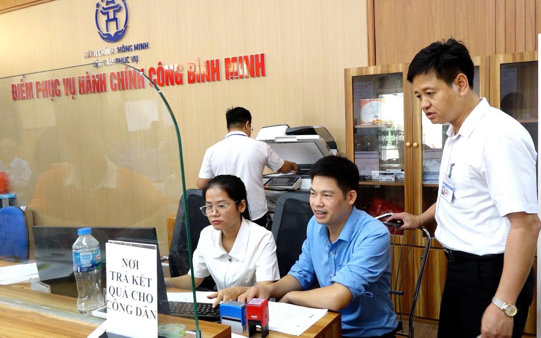 Ảnh: Đồng chí Nguyễn Đăng Việt - Chủ tịch UBND xã Bình Minh kiểm tra tại cơ sở hành chính