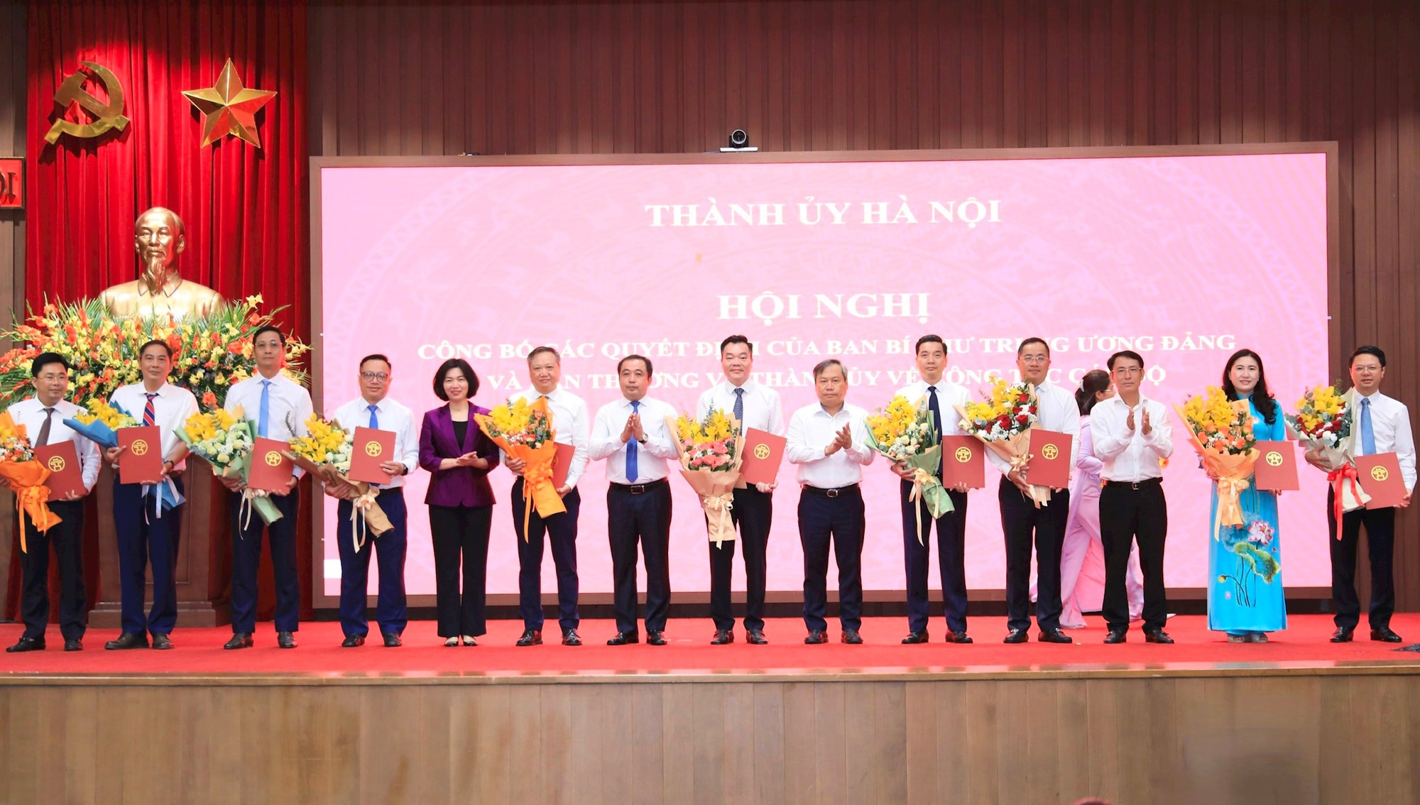Hà Nội công bố các Quyết định của Ban Bí thư Trung ương Đảng và Ban Thường vụ Thành ủy về công tác cán bộ- Ảnh 2.