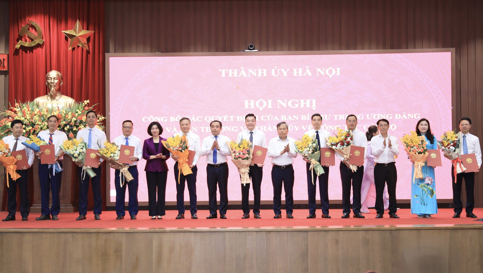 Công bố các quyết định của Ban Bí thư Trung ương Đảng và Ban Thường vụ Thành ủy Hà Nội về công tác cán bộ- Ảnh 2.
