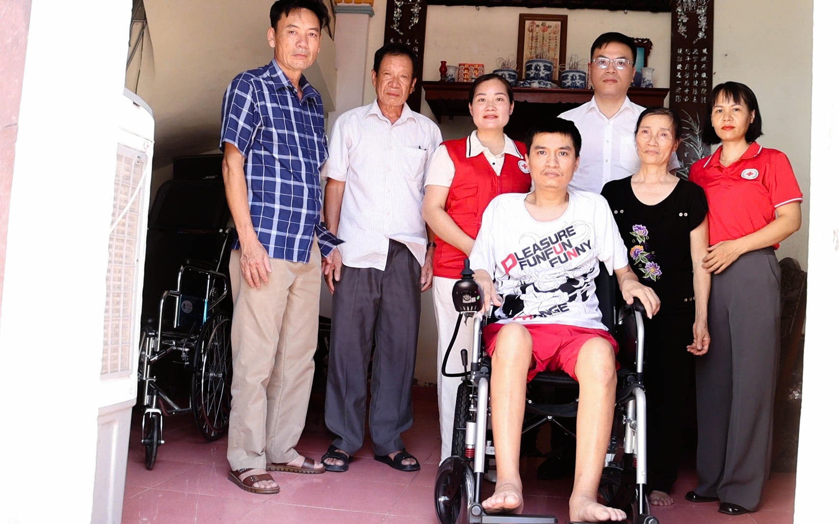 Hội Chữ thập đỏ xã Đại Xuyên tổ chức trao tặng xe lăn điện