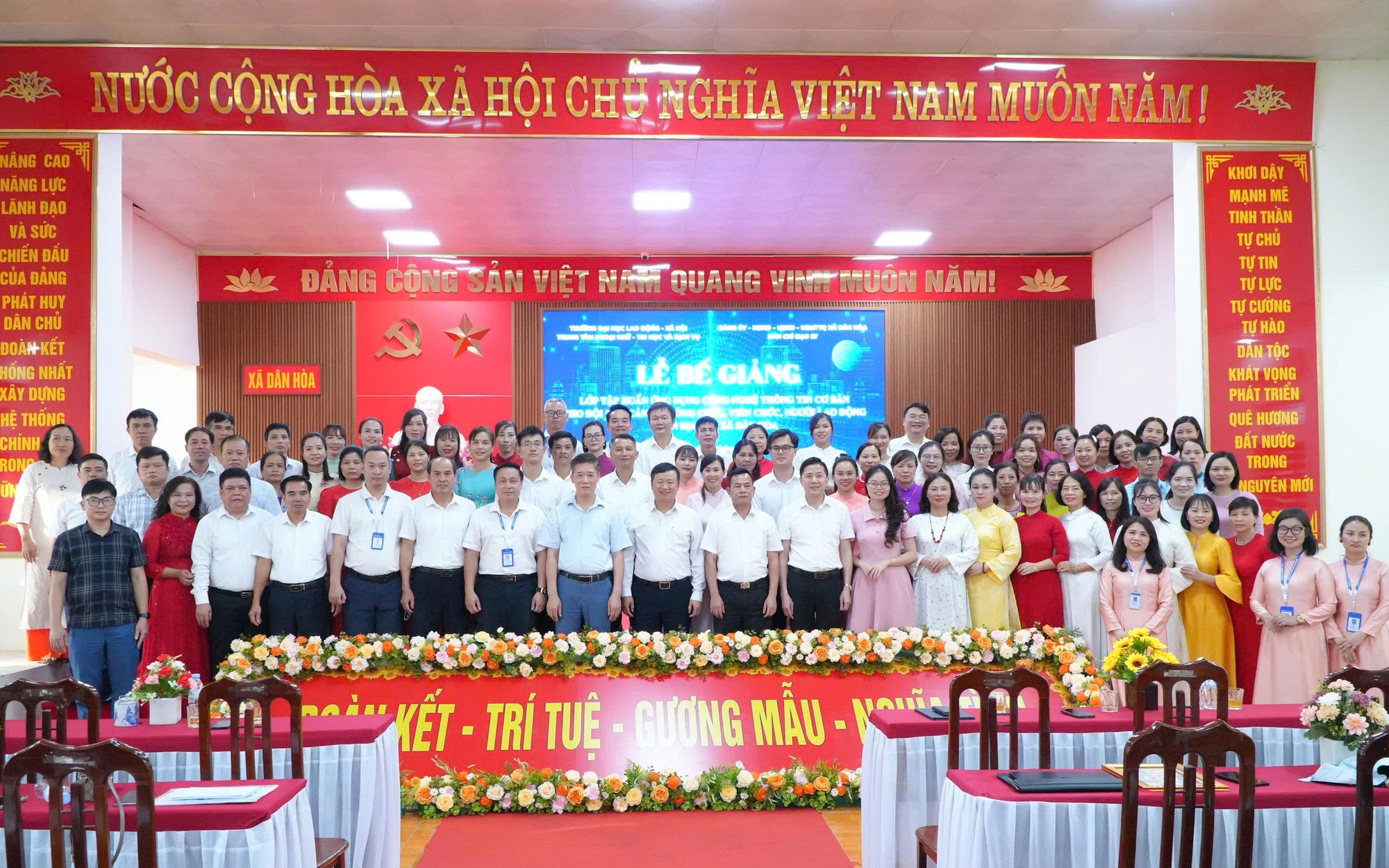 DÂN HÒA: BẾ GIẢNG LỚP TẬP HUẤN ỨNG DỤNG CÔNG NGHỆ THÔNG TIN VÀ TRÍ TUỆ NHÂN TẠO CHO CÁN BỘ, CÔNG CHỨC, VIÊN CHỨC, NGƯỜI LAO ĐỘNG
