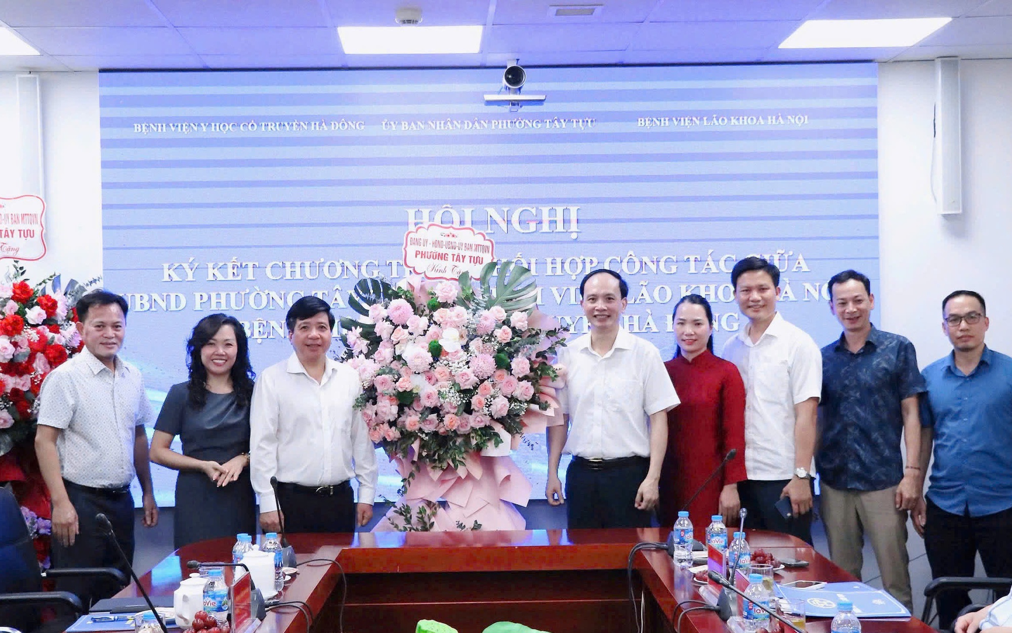 Phường Tây Tựu ký kết thỏa thuận hợp tác với Bệnh viện Lão khoa Hà Nội và Bệnh viện Y học cổ truyền Hà Đông