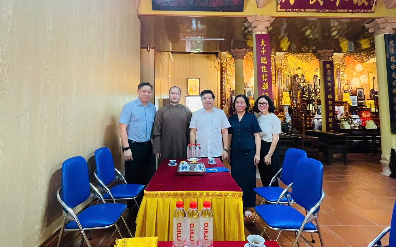 Lãnh đạo phường Tây Tựu thăm và chúc mừng các chùa trên địa bàn nhân Đại lễ Phật đản